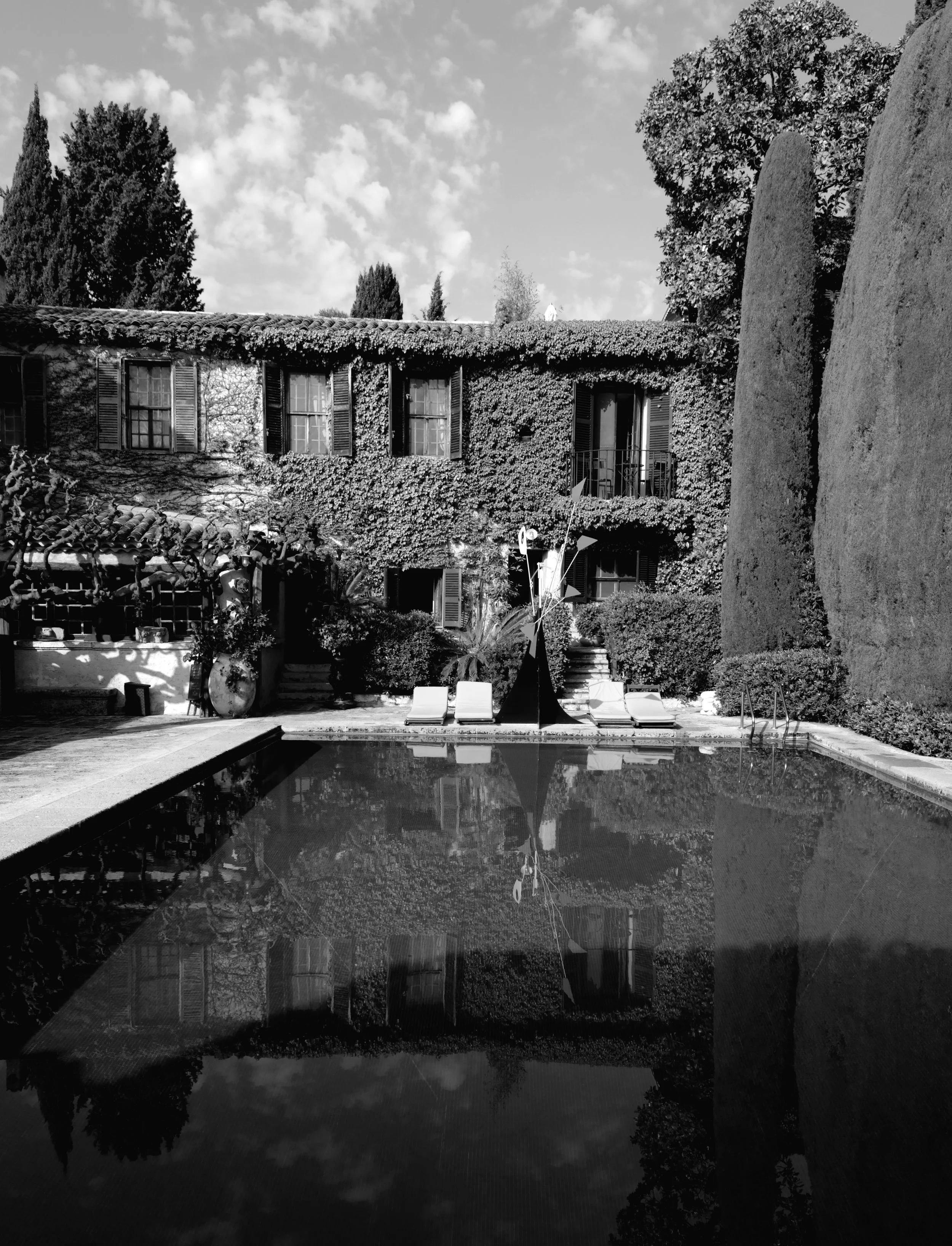 アート・デザイン・音楽 La Clombe d'or de Saint Paul de Vence La Colombe d'Or: A Timeless Haven in St. Paul de Vence — Ame